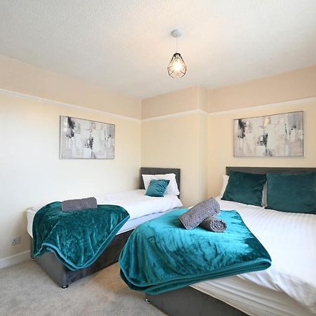 Sleek And Stylish 3 Bed In Bolton - Garden - Parking Villa Eksteriør bilde