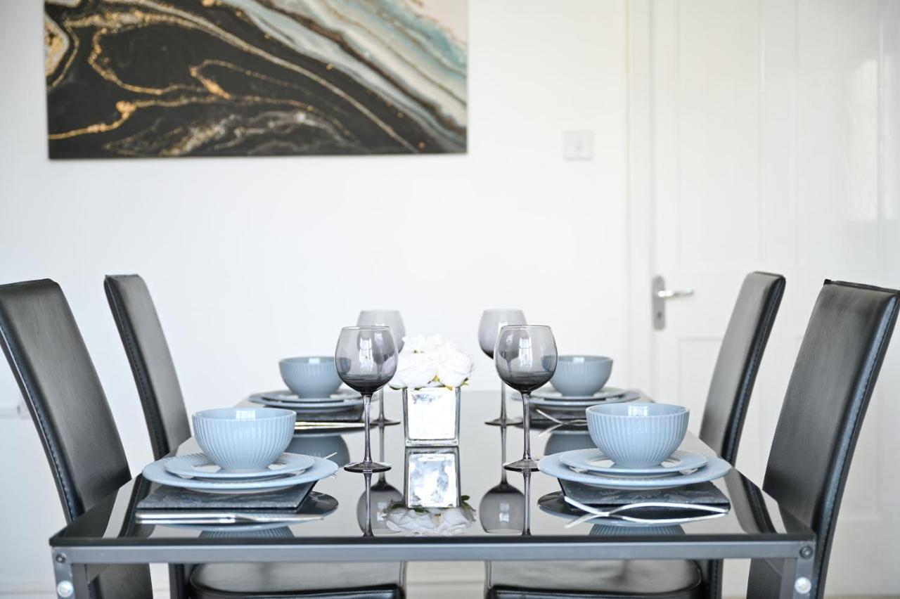 Sleek And Stylish 3 Bed In Bolton - Garden - Parking Villa Eksteriør bilde