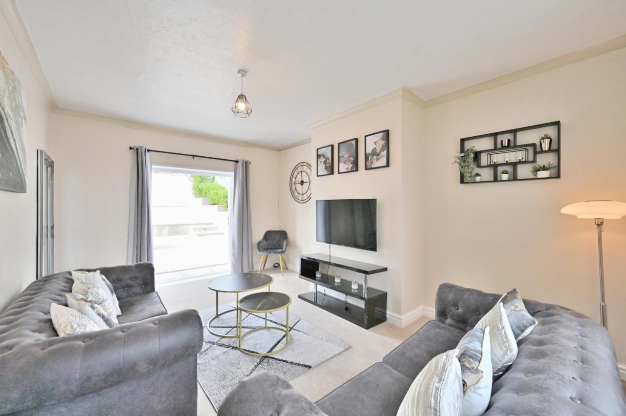 Sleek And Stylish 3 Bed In Bolton - Garden - Parking Villa Eksteriør bilde