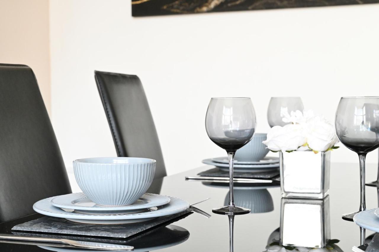 Sleek And Stylish 3 Bed In Bolton - Garden - Parking Villa Eksteriør bilde