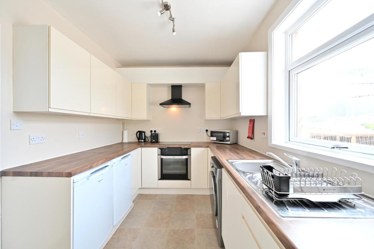 Sleek And Stylish 3 Bed In Bolton - Garden - Parking Villa Eksteriør bilde