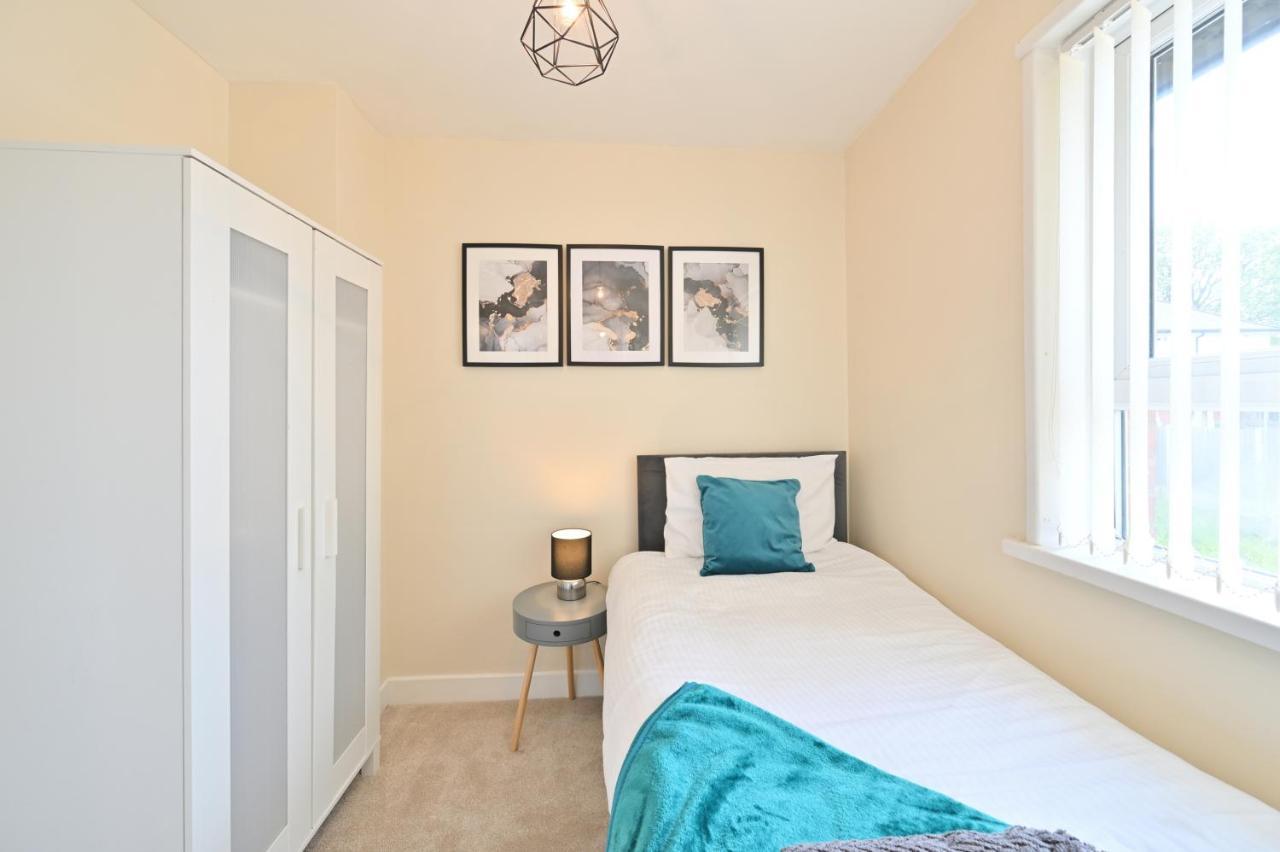 Sleek And Stylish 3 Bed In Bolton - Garden - Parking Villa Eksteriør bilde