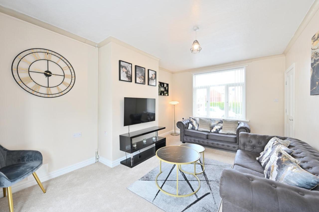 Sleek And Stylish 3 Bed In Bolton - Garden - Parking Villa Eksteriør bilde