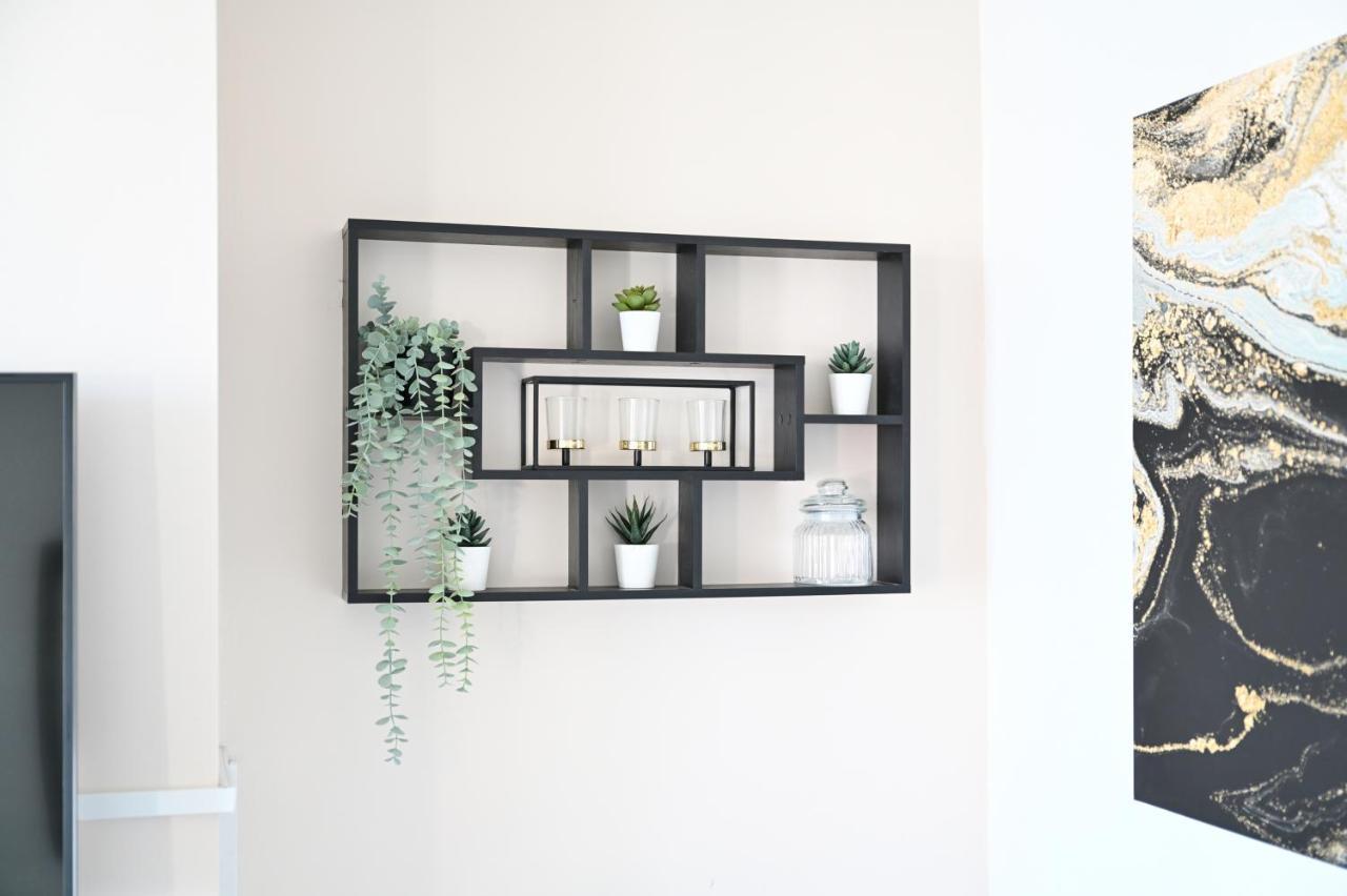 Sleek And Stylish 3 Bed In Bolton - Garden - Parking Villa Eksteriør bilde